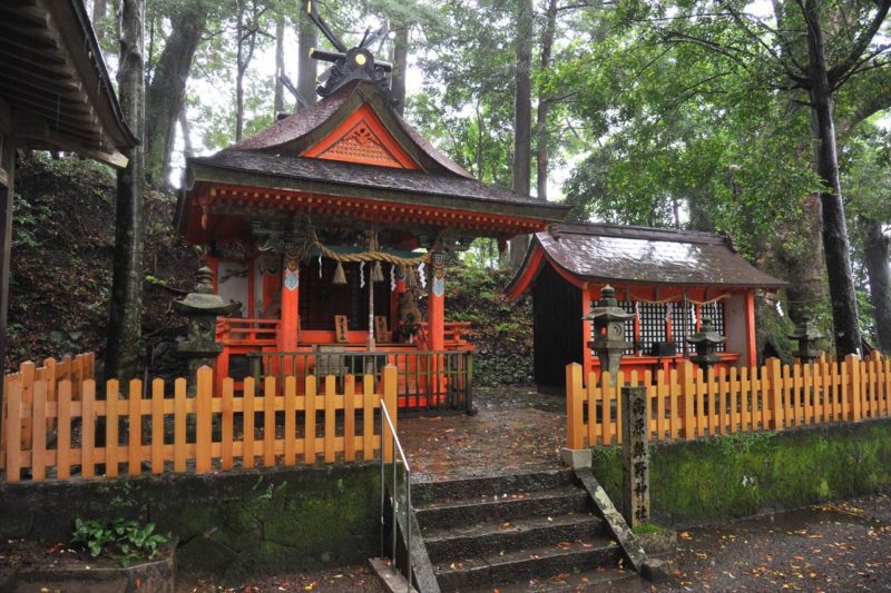 雨の高原熊野神社